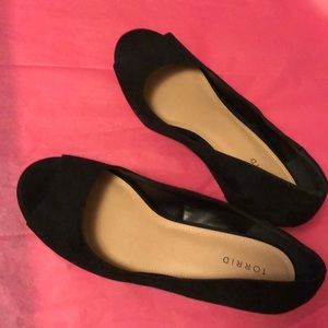 13W Torrid peep toe wedges, black